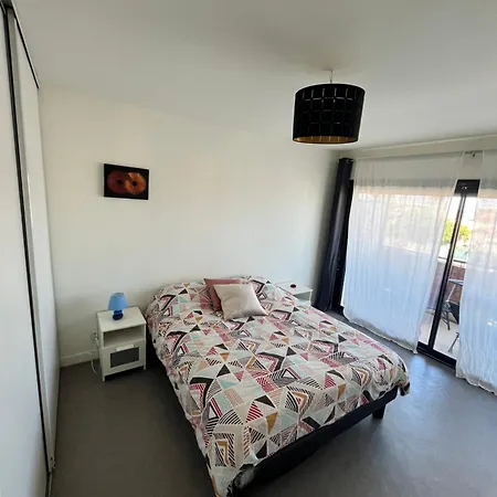 Agreable Salon,chambre Privatif Devant La Avec Parking