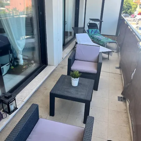 Grande Salon Climatise Dans Partage Avec Parking Devant La Antibes
