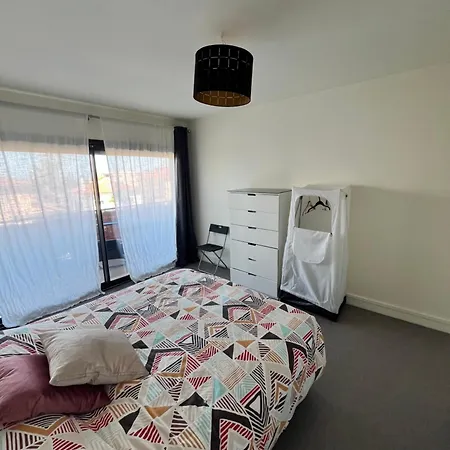 Apartment Agreable Salon,chambre Privatif Devant La Avec Parking