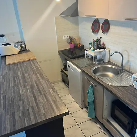Grande Salon Climatise Dans Partage Avec Parking Devant La Appartement *