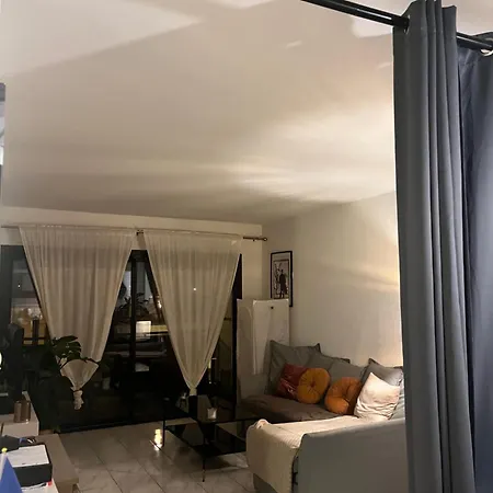 Agreable Salon,chambre Privatif Devant La Avec Parking