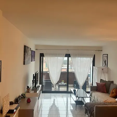Agreable Salon,chambre Privatif Devant La Avec Parking *