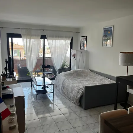 Agreable Salon,chambre Privatif Devant La Avec Parking
