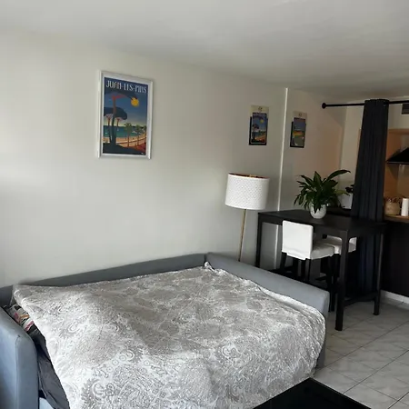 Apartment Agreable Salon,chambre Privatif Devant La Avec Parking