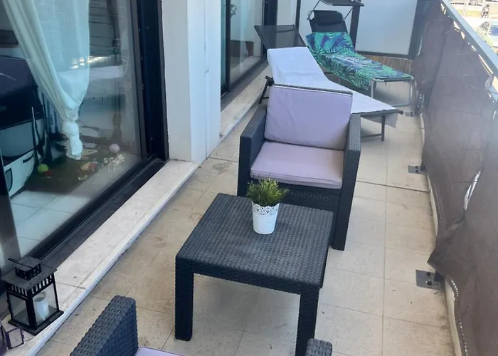 Grande Salon Climatisé Dans Partagé Avec Parking Devant La Antibes