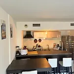 Grande Salon Climatise Dans Partage Avec Parking Devant La * 昂蒂布