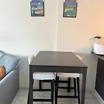Grande Salon Climatise Dans Partage Avec Parking Devant La 昂蒂布
