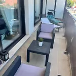 Grande Salon Climatise Dans Partage Avec Parking Devant La 昂蒂布