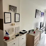 Grande Salon Climatise Dans Partage Avec Parking Devant La 昂蒂布