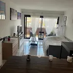 Grande Salon Climatise Dans Partage Avec Parking Devant La 昂蒂布