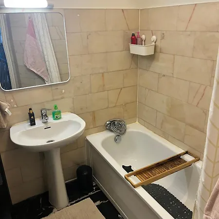 Grande Salon Climatise Dans Partage Avec Parking Devant La Apartamento *