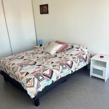 Agreable Salon,chambre Privatif Devant La Avec Parking