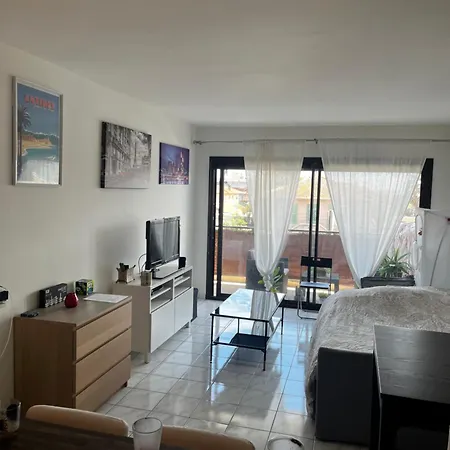Agreable Salon,chambre Privatif Devant La Avec Parking *