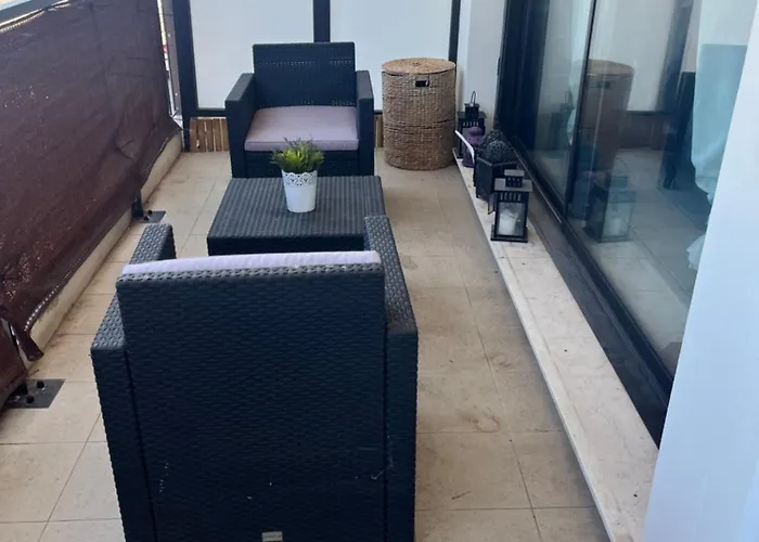 Grande Salon Climatise Dans Partage Avec Parking Devant La *
