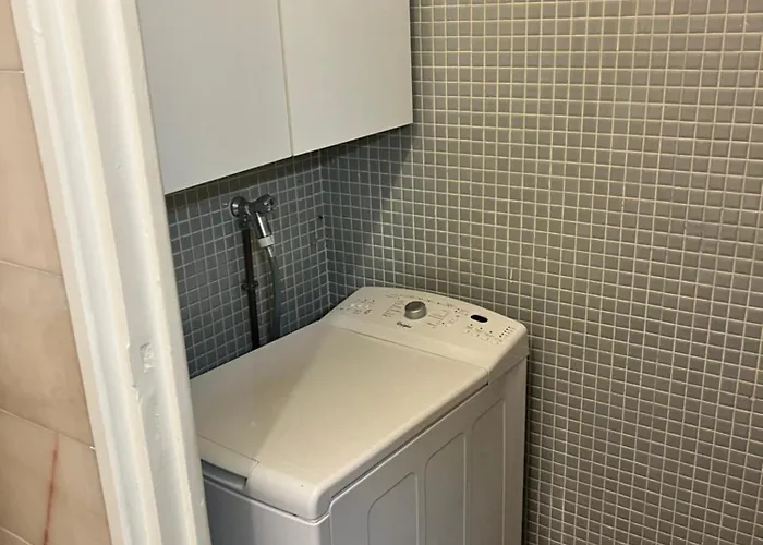 Grande Salon Climatisé Dans Partagé Avec Parking Devant La * Antibes