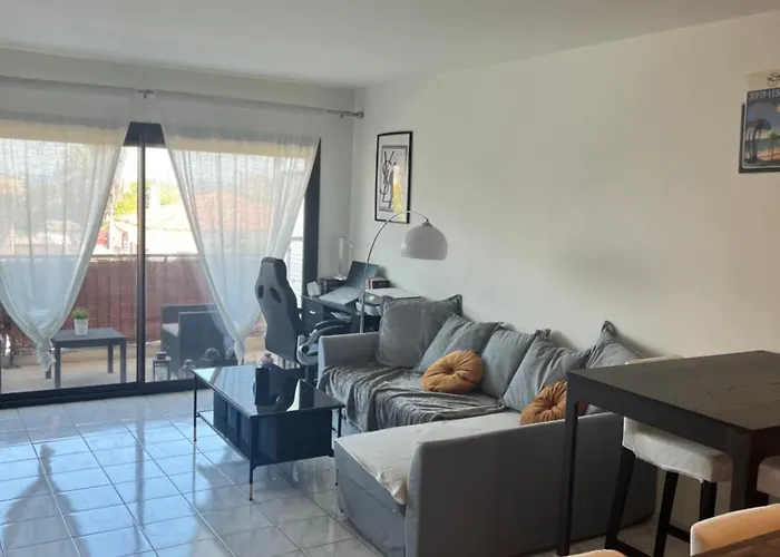 Grande Salon Climatise Dans Partage Avec Parking Devant La Apartment *